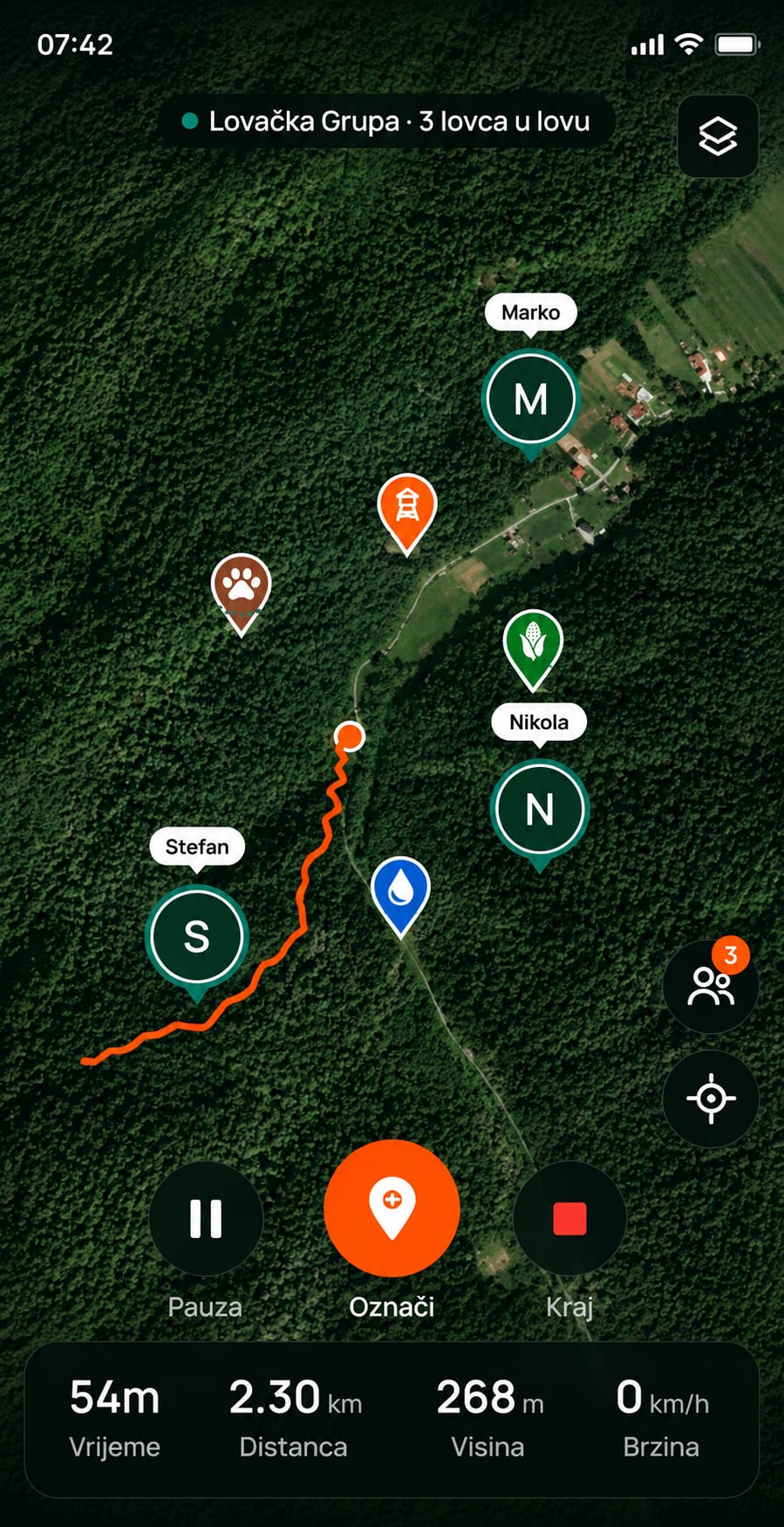 Ekran Venarija: tri lovca na satelitskoj mapi, snimljena ruta i oznake na terenu